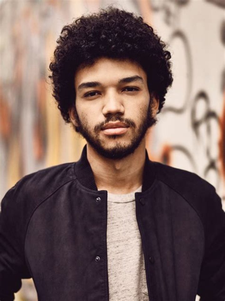 How tall is Justice Smith