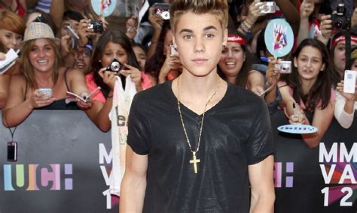 Justin Bieber Invites Six Girls Back to His Hotel Room After European Concert!