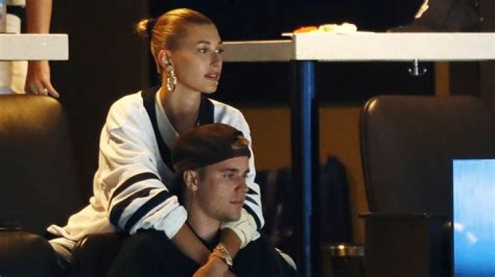 AwwJustin Bieber Posts Hailey Baldwin After a Fan Said His ‘Supportive Wifey’ Needed a Shout-Out