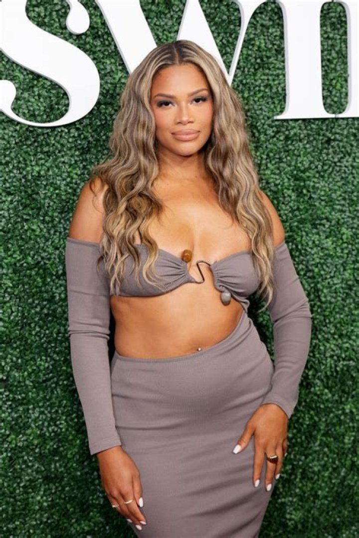 How tall is Kamie Crawford