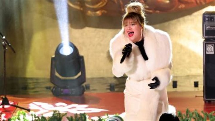 Kelly Clarkson Reveals Why She Seems Unrecognizable During Fan Spotting: ‘This Is Kelly Brianne’