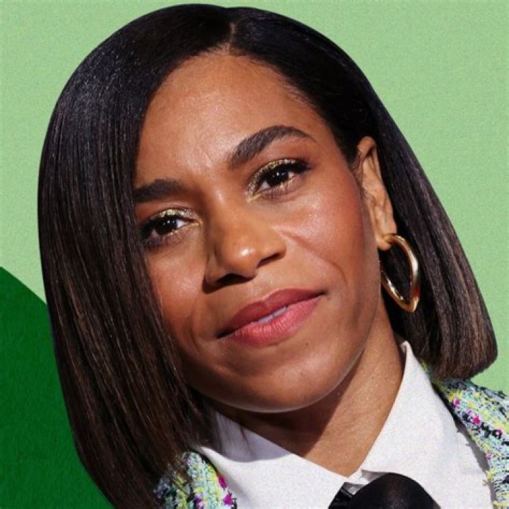 Kelly McCreary (TV Actress) - Age, Birthday, Bio, Facts, Family, Net Worth, Height & More