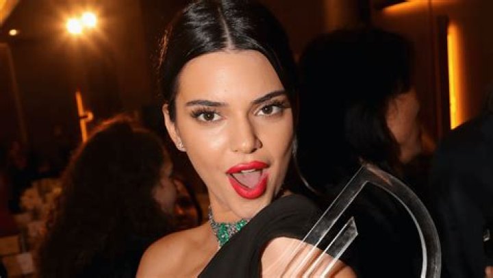 Kim Kardashian Shares A Snap Of Kendall Jenner’s Phone Screen And It’s Surprisingly ~Relatable~