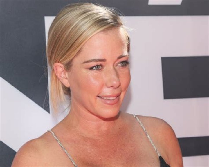 How tall is Kendra Wilkinson