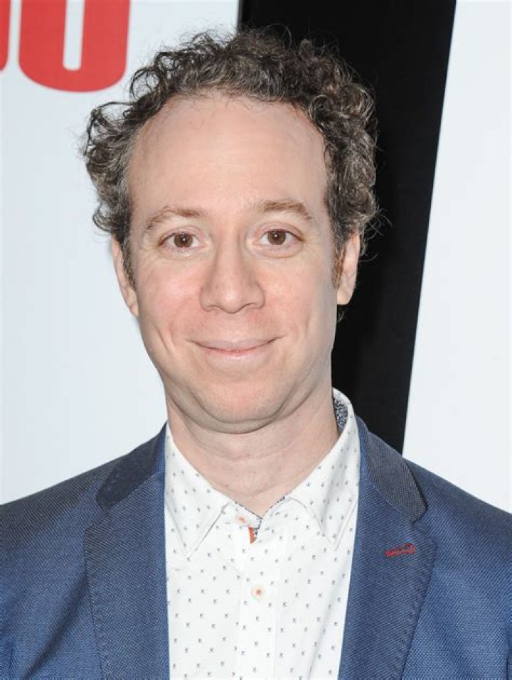 How tall is Kevin Sussman
