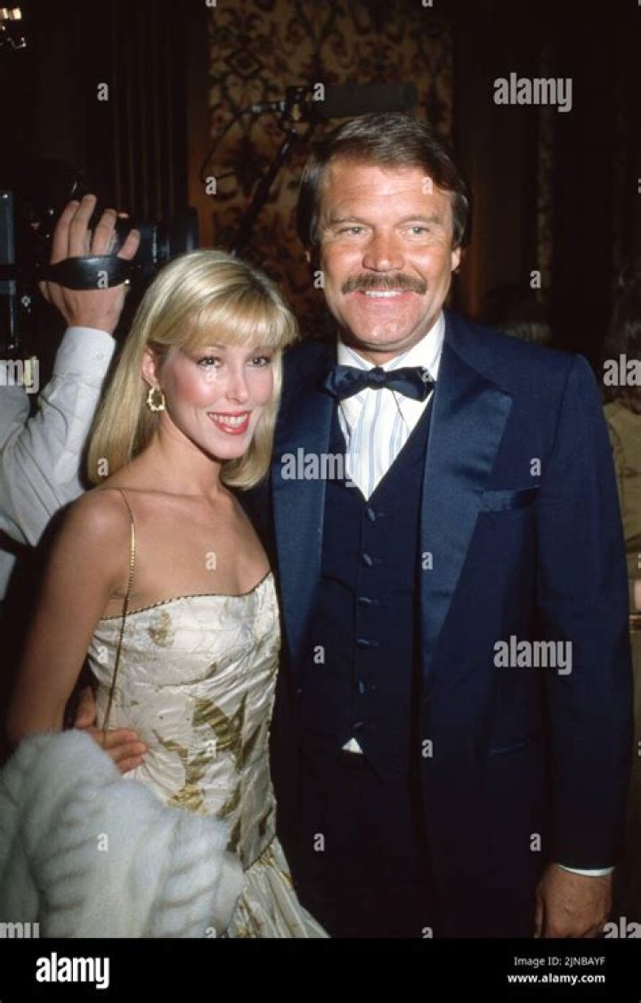 Kimberly Woolen – Celebsgraphy