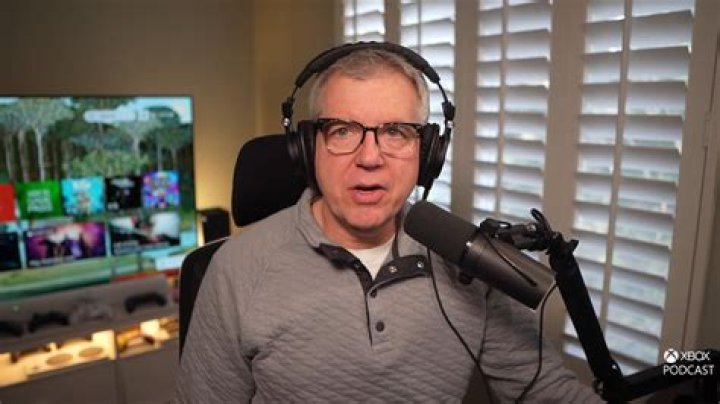 Larry Hryb (Blogger) - Age, Birthday, Bio, Facts, Family, Net Worth, Height & More