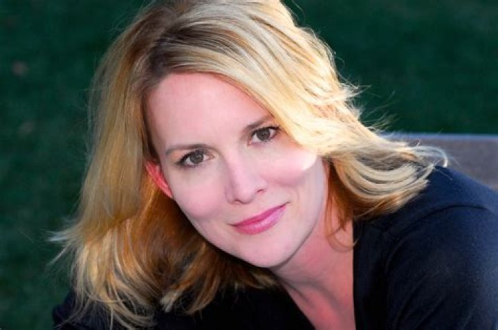 Laurel Holloman (TV Actress) - Age, Birthday, Bio, Facts, Family, Net Worth, Height & More