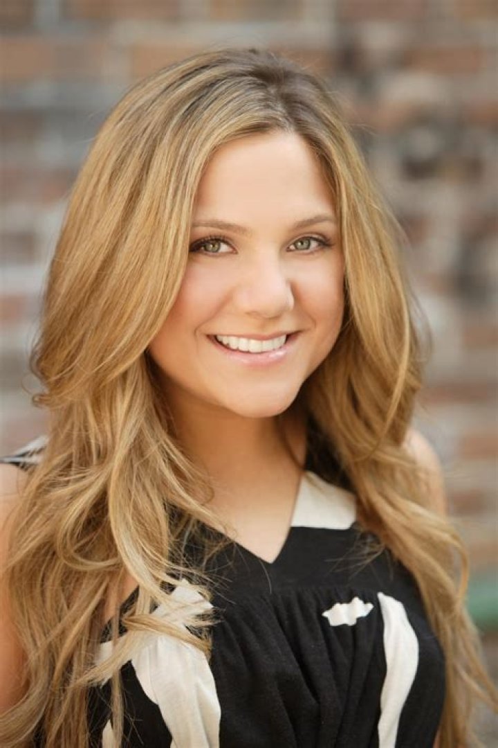 Lauren Collins (TV Actress) - Age, Birthday, Bio, Facts, Family, Net Worth, Height & More