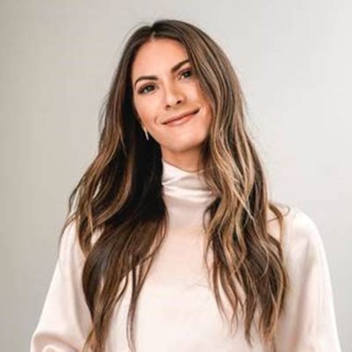 Lauren Gores Ireland (Instagram Star) - Age, Birthday, Bio, Facts, Family, Net Worth, Height & More