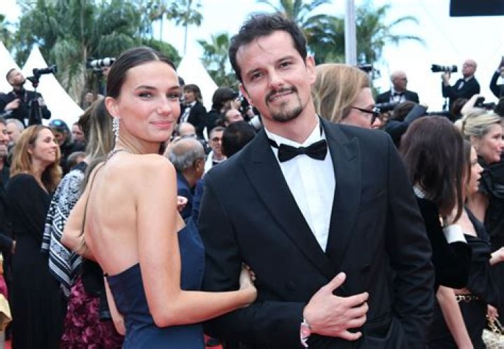 Laury Thilleman Couple