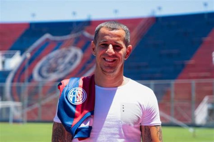 Leandro Romagnoli Biography, Age, Height, Wife, Net Worth, Family