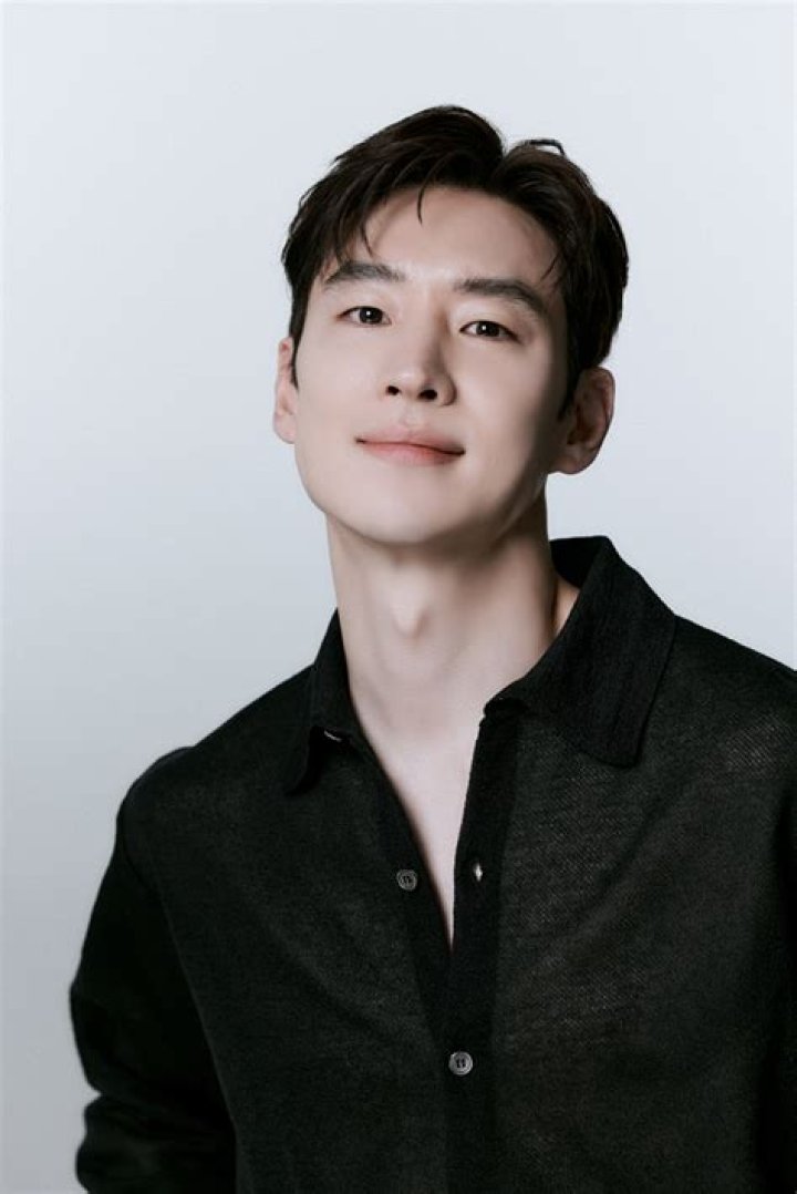 Lee Jae-hoon Biography, Age, Height, Wife, Net Worth, Family