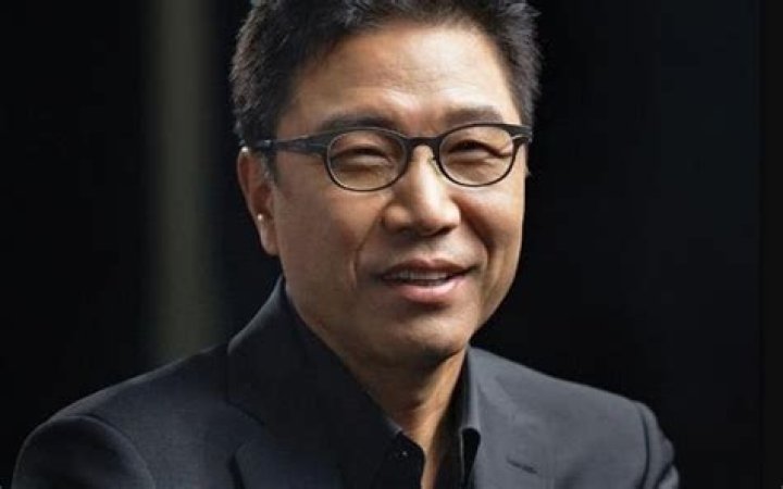 Lee Soo-man (Entrepreneur) - Age, Birthday, Bio, Facts, Family, Net Worth, Height & More