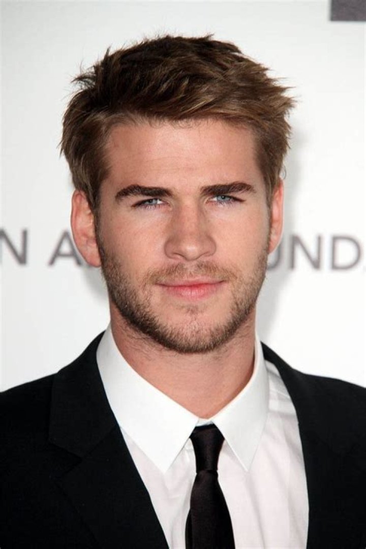 How tall is Liam Hemsworth