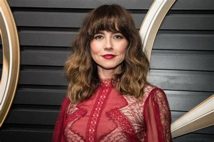 How tall is Linda Cardellini