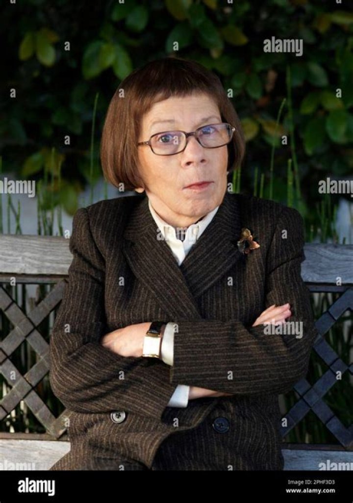 How tall is Linda Hunt