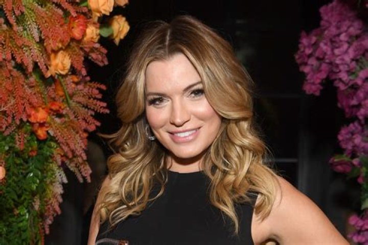 Lindsay Hubbard (Reality Star) - Age, Birthday, Bio, Facts, Family, Net Worth, Height & More