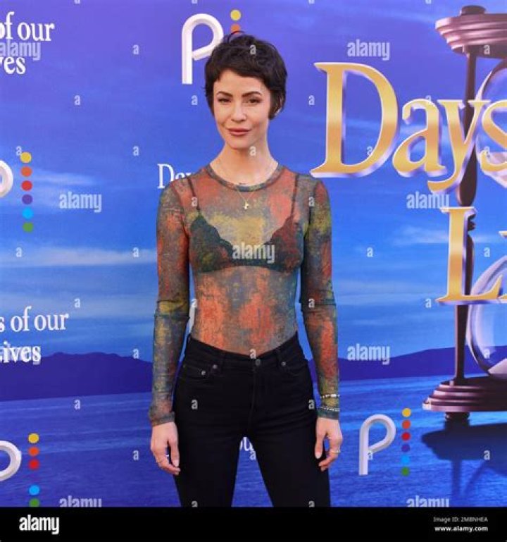 Linsey Godfrey – Celebsgraphy