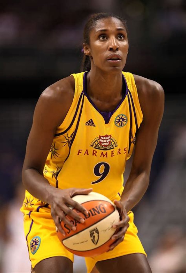 How tall is Lisa Leslie