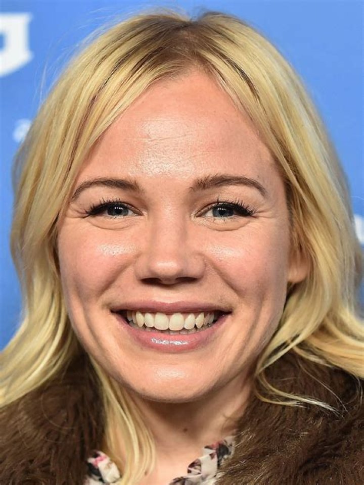 Lisa Schwartz (YouTube Star) - Age, Birthday, Bio, Facts, Family, Net Worth, Height & More