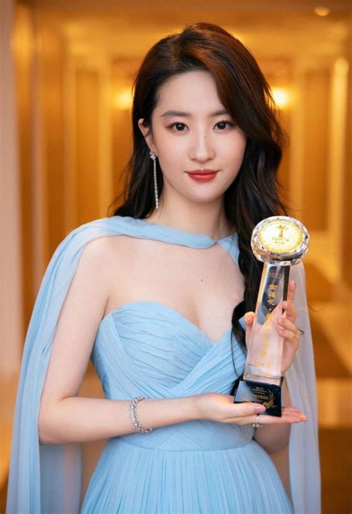 Liu Yifei Biography, Age, Height, Husband, Net Worth, Family