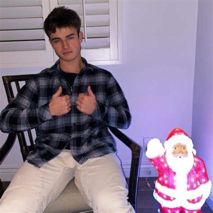 
Logan Cremonesi Height, Weight, Net Worth, Age, Birthday, Wikipedia, Who, Nationality, Biography 