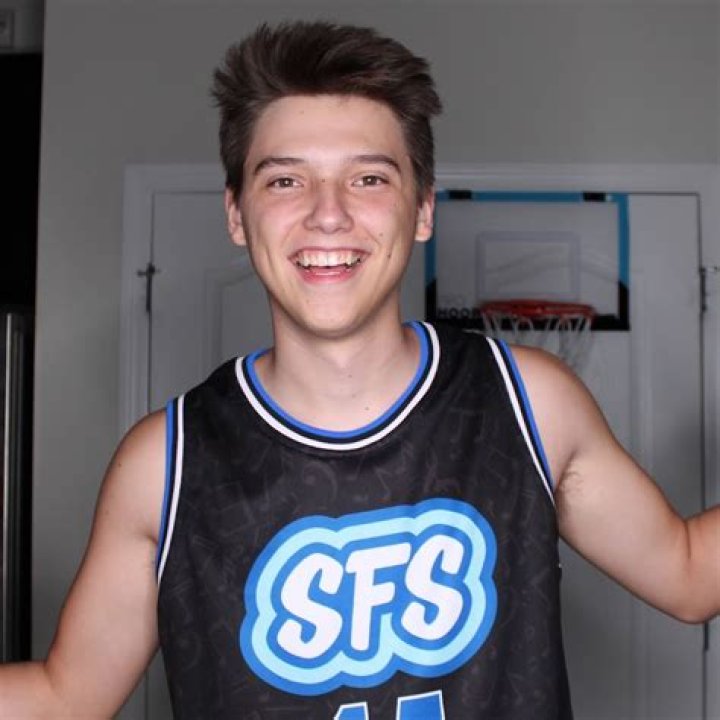 Logan Sharpe (TikTok Star) - Age, Birthday, Bio, Facts, Family, Net Worth, Height & More