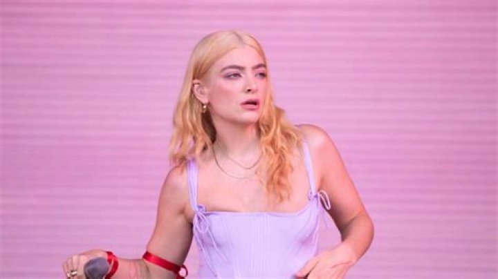 Lorde (Pop Singer) - Age, Birthday, Bio, Facts, Family, Net Worth, Height & More