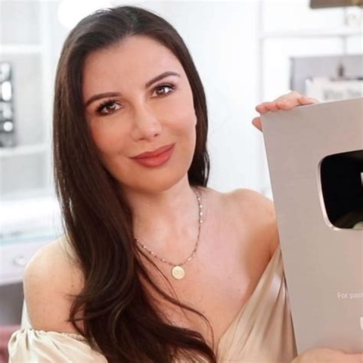 Lorry Hill (YouTube Star) - Age, Birthday, Bio, Facts, Family, Net Worth, Height & More