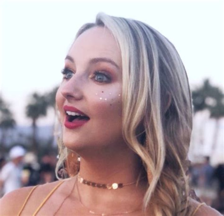 Loryn Powell (Comedian) - Age, Birthday, Bio, Facts, Family, Net Worth, Height & More