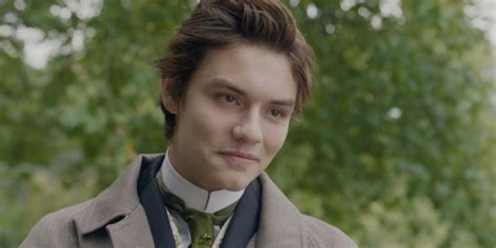 Louis Partridge Height, Age, Wiki, Biography, Net worth, Girlfriend, Parents, Family, Ethnicity & More