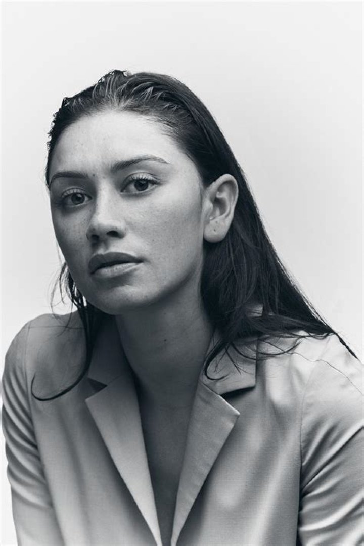 How tall is Luciane Buchanan