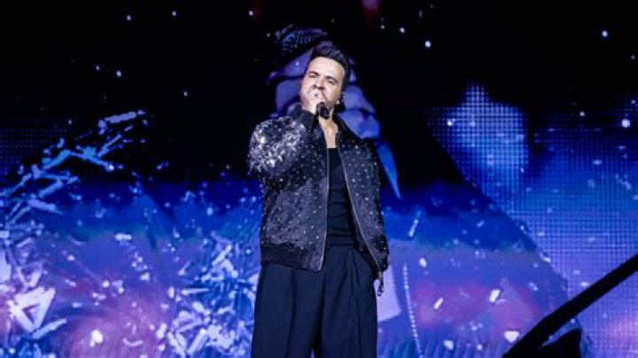 Luis Fonsi Biography, Age, Height, Wife, Net Worth, Family