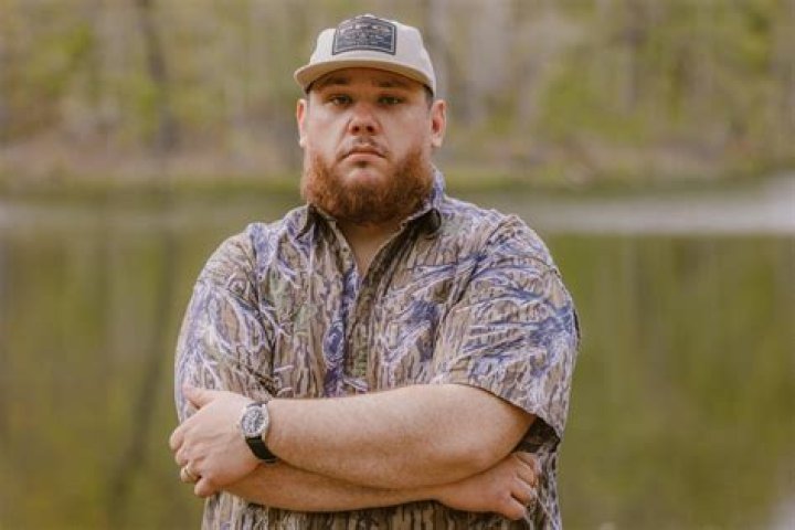 How tall is Luke Combs