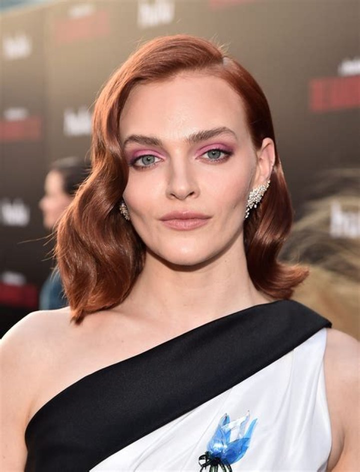 
Madeline Brewer Height, Weight, Net Worth, Age, Birthday, Wikipedia, Who, Nationality, Biography 