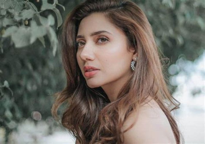 Mahira Khan Biography, Age, Height, Husband, Net Worth, Family