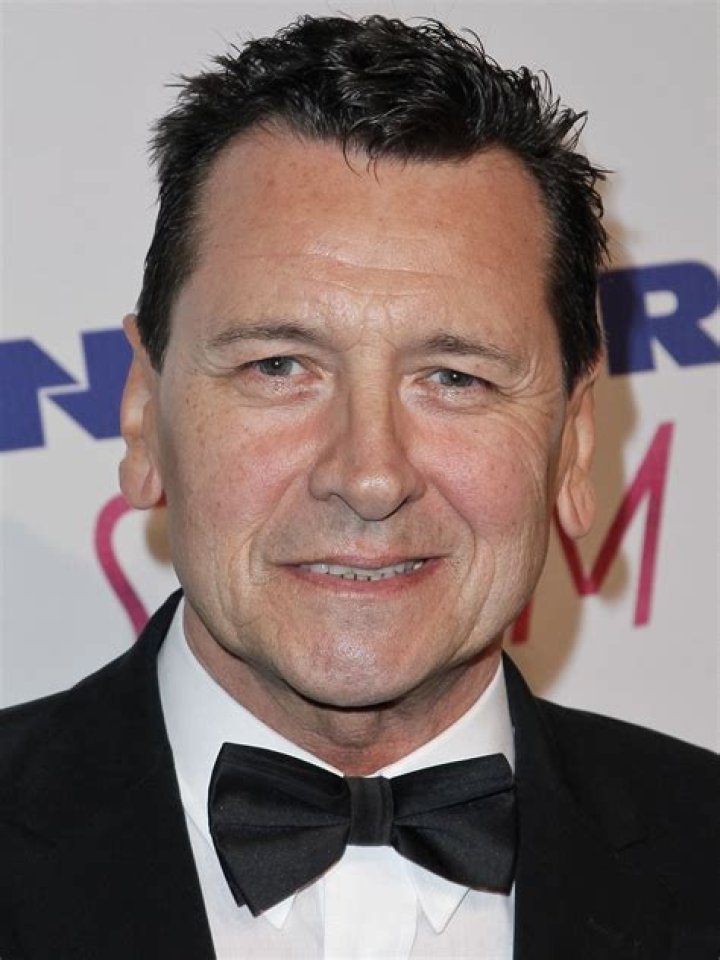 How tall is Mark Lindsay Chapman