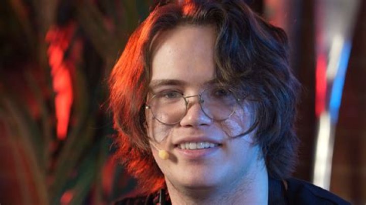 Maxmoefoe (YouTube Star) - Age, Birthday, Bio, Facts, Family, Net Worth, Height & More