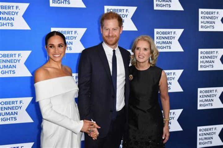 
Meghan Markle Wears Princess Diana’s Dazzling Aquamarine Ring to Accept Humanitarian Award 