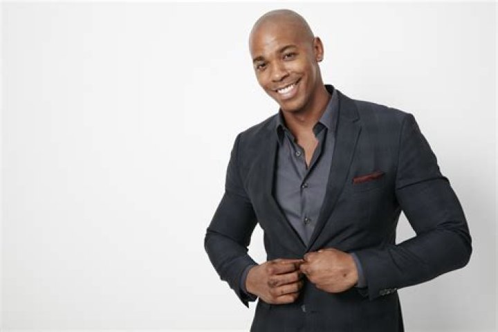 How tall is Mehcad Brooks