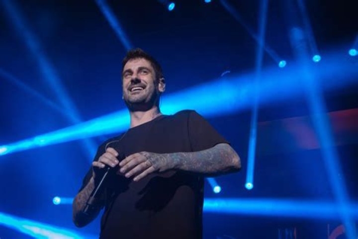 Melendi (Cantante Pop) - Edad, cumpleaños, biografía, hechos, familia, patrimonio neto, altura y más