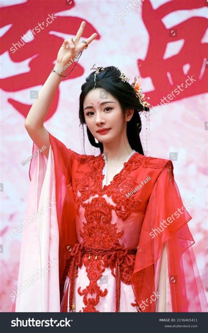 Mi Yang Biography, Age, Height, Husband, Net Worth, Family