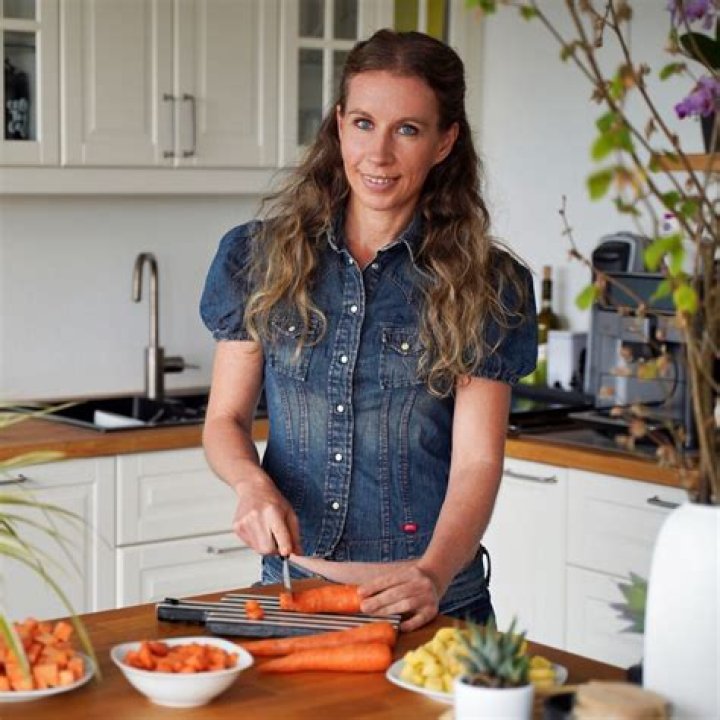 Michaela Vais (Blogger) - Age, Birthday, Bio, Facts, Family, Net Worth, Height & More