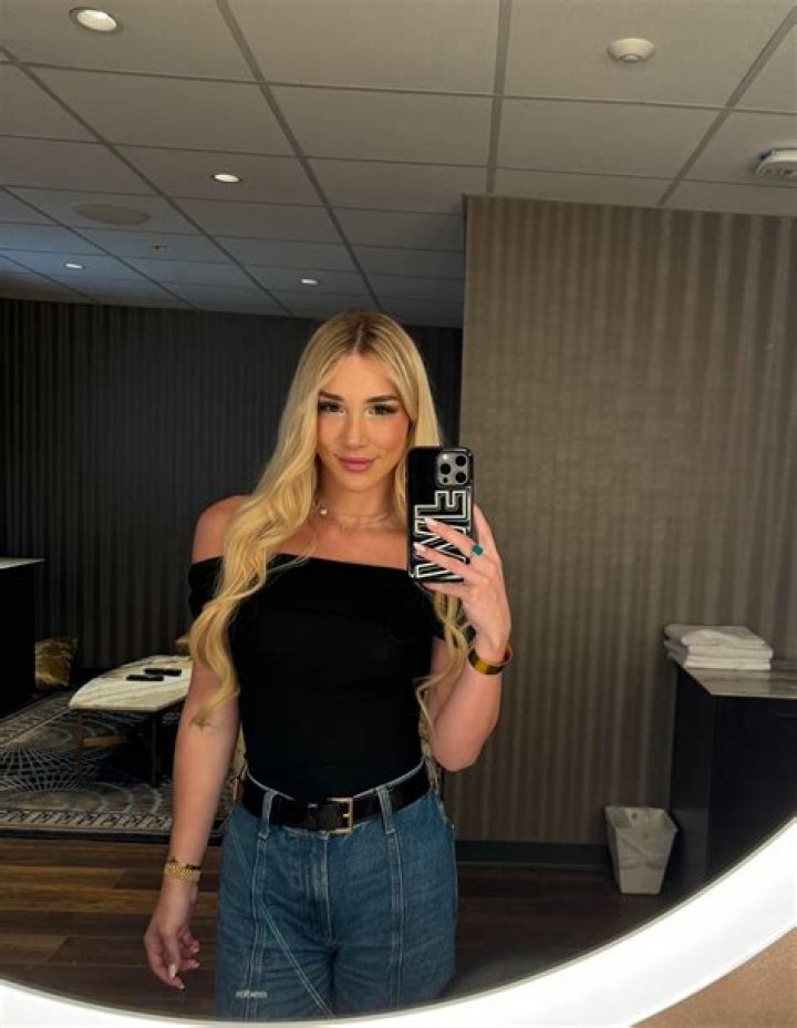 Mikhaila Peterson (Instagram Star) - Age, Birthday, Bio, Facts, Family, Net Worth, Height & More