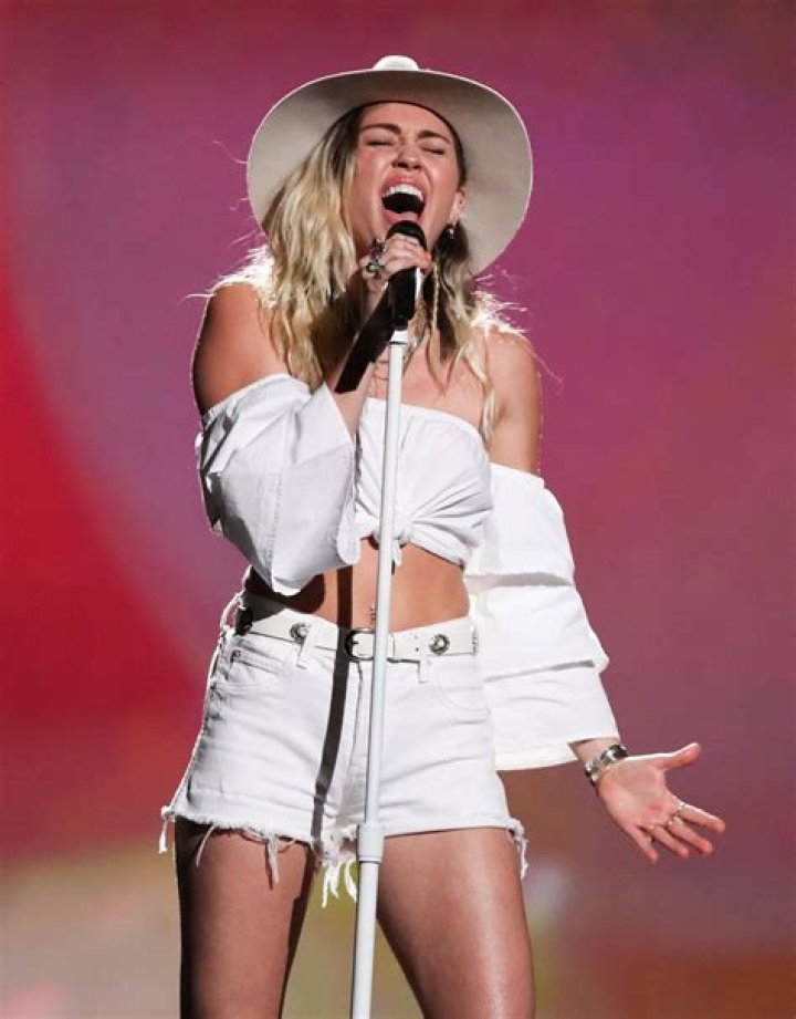 Miley Cyrus Performs for the “First Time in Years With Pants on” at the 2017 Billboard Music Awards!