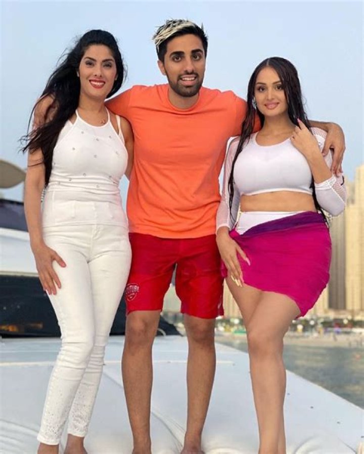 Mo Vlogs (YouTube Star) - Age, Birthday, Bio, Facts, Family, Net Worth, Height & More