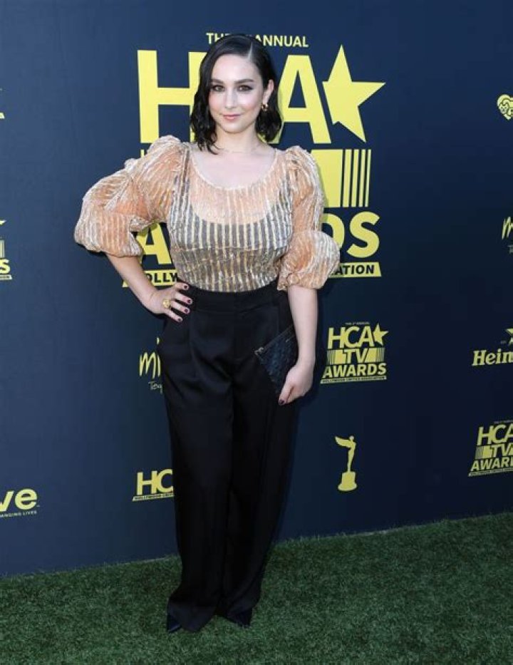 How tall is Molly Ephraim