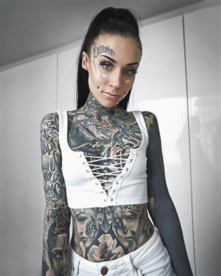 Monami Frost – Celebsgraphy
