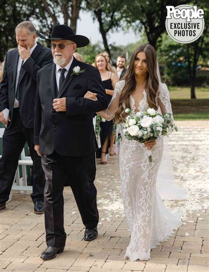 Morgan Simianer (Cheerleader) - Age, Birthday, Bio, Facts, Family, Net Worth, Height & More